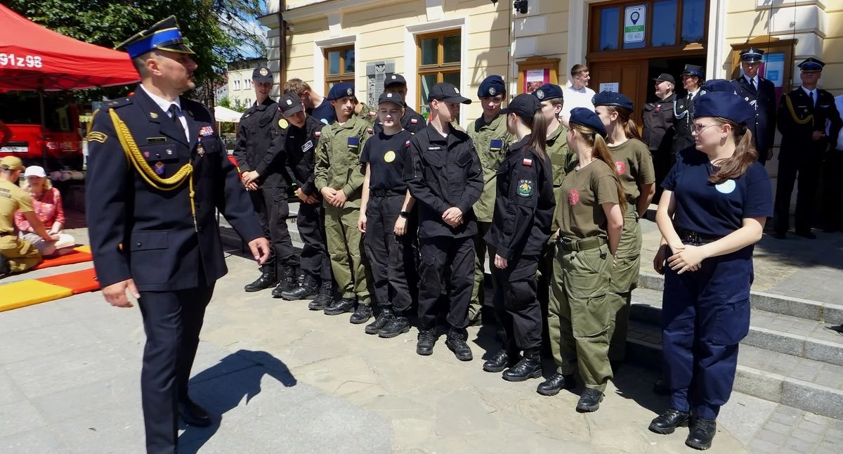 Straż Pożarna, Szkolna uroczyście przyjęta wielkiej rodziny strażackiej Fundament bezpieczeństwa lokalnego - zdjęcie, fotografia