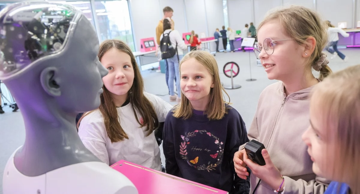 Edukacja, Naukobus robotyczną wakacyjnej trasie „Lata Radiem” Zakopanem - zdjęcie, fotografia