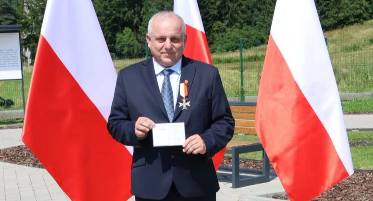 Ludzie, Jacek Król urzędujący członek zarządu Powiatu Nowotarskiego Brązowym Krzyżem Zasługi Policjantów - zdjęcie, fotografia