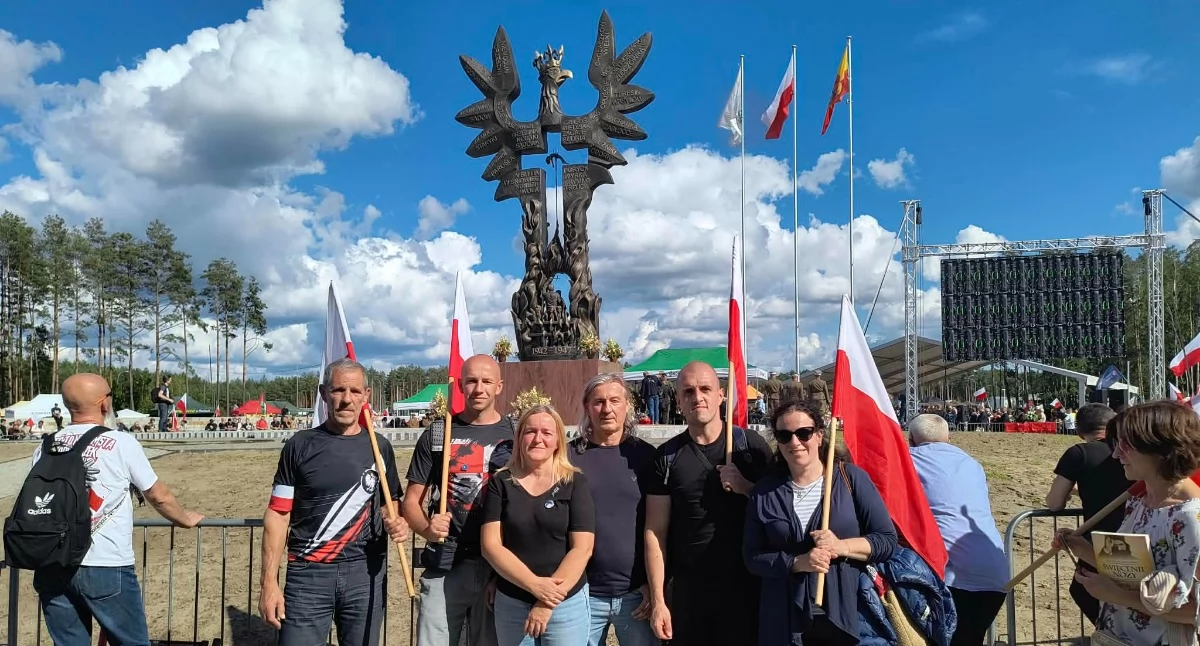 Historia i pamięć, „Bestialstwo nieporównywalne Holocaustem” Małopolanie Narodowym Pomnikiem Rzezi Wołyńskiej Domostawie - zdjęcie, fotografia