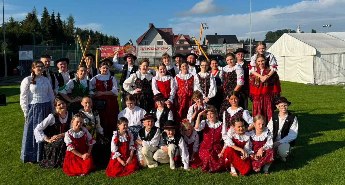 Folklor, Zespół Rombań zaprezentował orawski folklor podczas Orawskiego Jabłonce - zdjęcie, fotografia