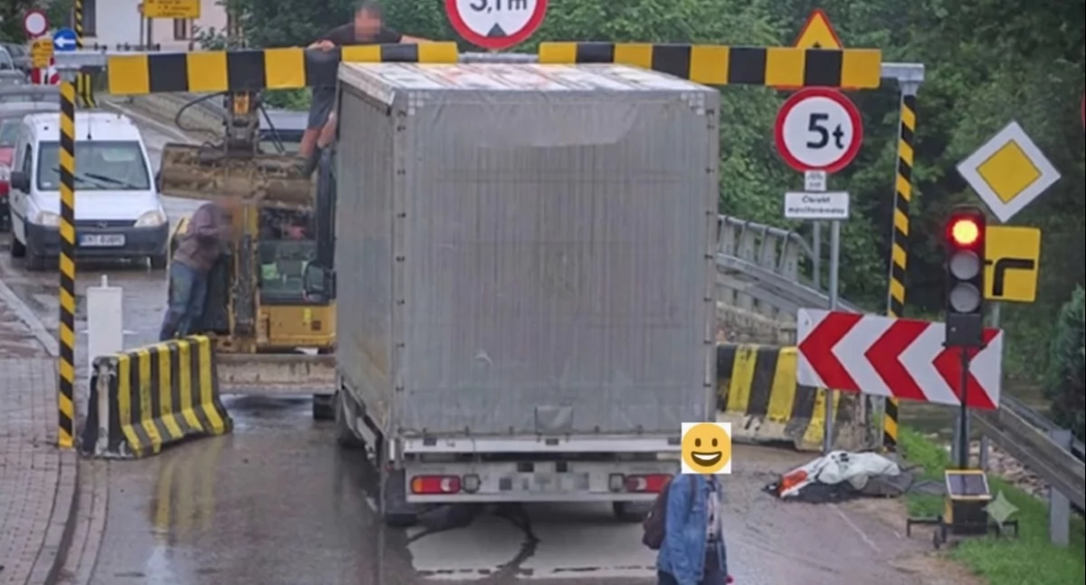 Drogi, Kierowca zignorował oznakowanie uszkodził bramownicę Szaflarach sprawa została zgłoszona policję - zdjęcie, fotografia