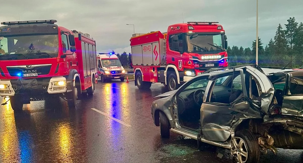Wypadki, Poważny wypadek zakopiance Nowym Targu nieprzytomnego kierowcę strażacy wydobyli wraku - zdjęcie, fotografia