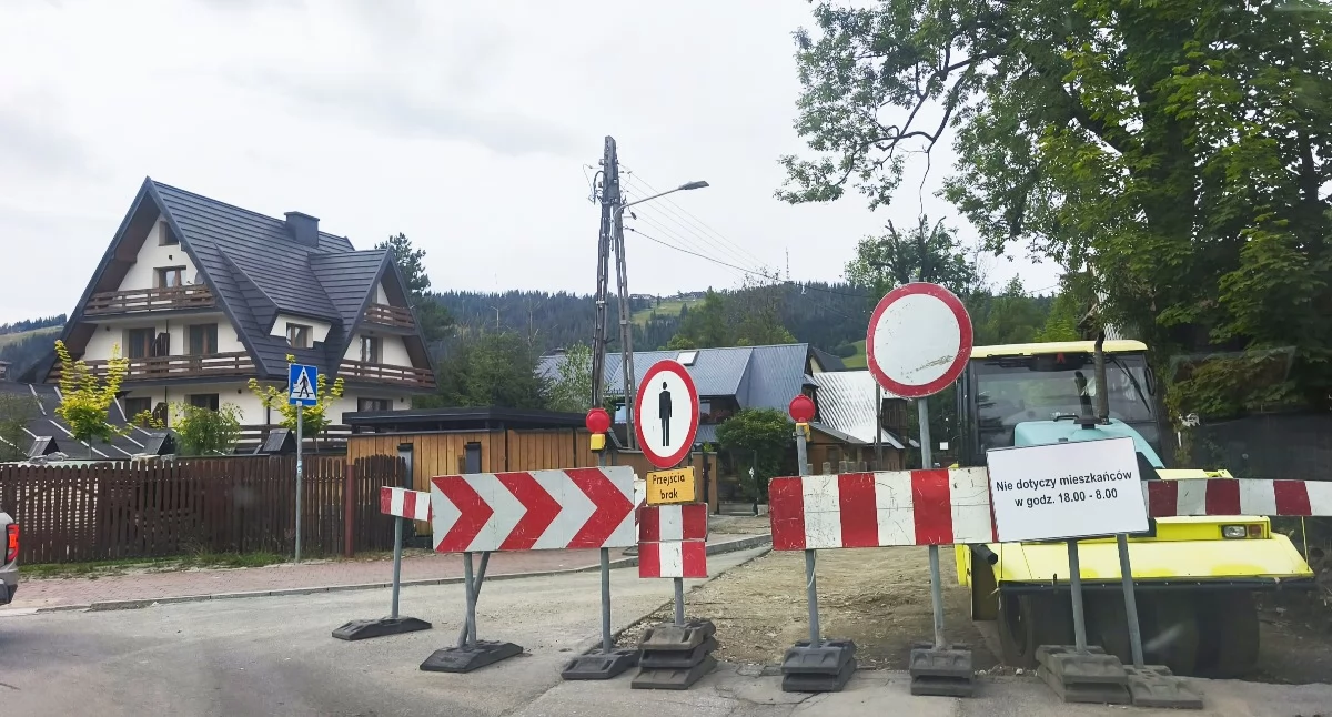 Drogi, Kasprusiach rozpoczyna układanie asfaltu ulica zamknięta - zdjęcie, fotografia