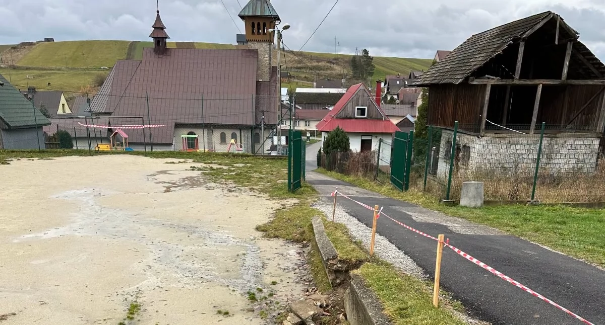 Inwestycje, boisko Dursztynie coraz bliżej podpisano umowę realizację inwestycji - zdjęcie, fotografia