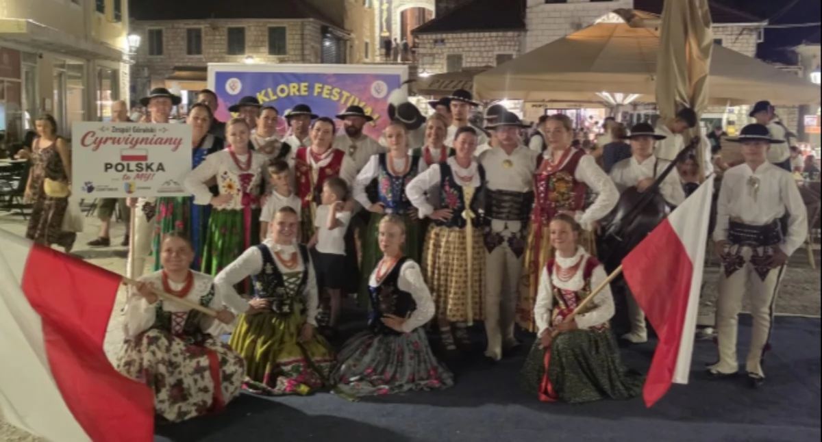 Folklor, Cyrwiyniany Czerwiennego zatańczyły Adriatykiem góralski folklor wybrzmiał Czarnogórze - zdjęcie, fotografia