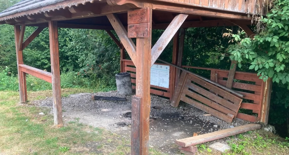 Sprawy lokalne, Zniszczona wiata zabaw Pyzówce apel o poszanowanie wspólnego mienia - zdjęcie, fotografia