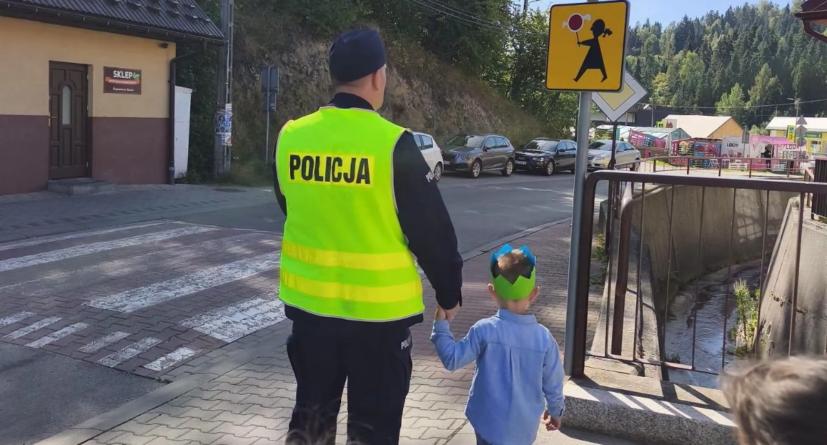 Informacje 112, Bezpieczniej drodze szkoły Policjant spotkał uczniami Krośnicy - zdjęcie, fotografia