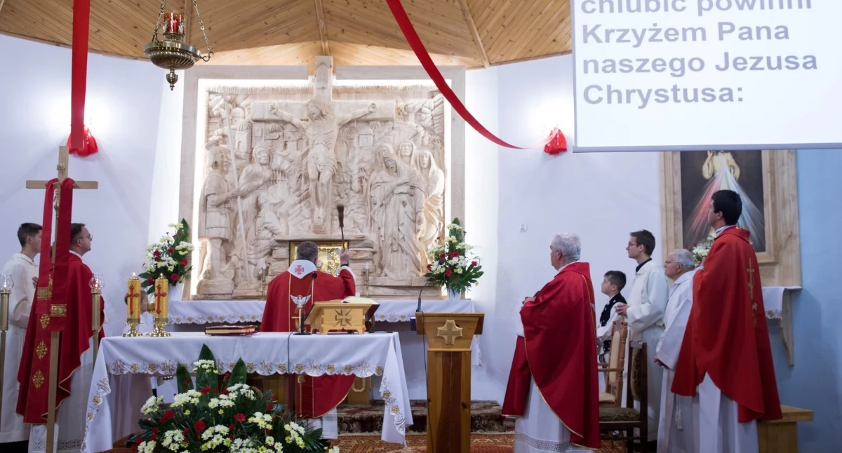 Religia, Wyjątkowy odpust Przywarówce Poświęcono rzeźbę Ukrzyżowania Chrystusa autorstwa Stanisława Symalczyka sześć pracy niezwykłym dziełem - zdjęcie, fotografia