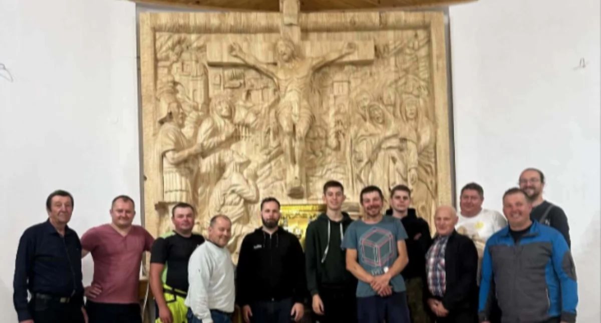 Religia, Rzeźbiony ołtarz stanął kaplicy Przywarówce dzieło miejscowego artysty Stanisława Symalczyka - zdjęcie, fotografia