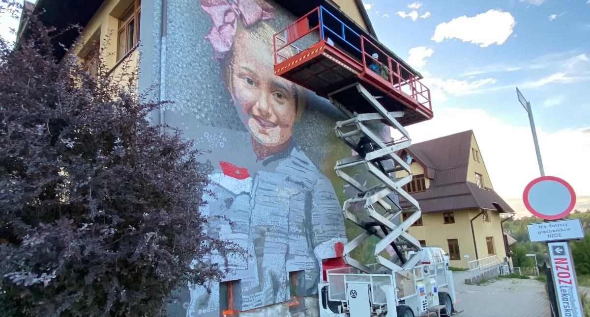 Sprawy lokalne, Bukowinie Tatrzańskiej powstaje niezwykły mural upamiętniający ośmioletnią sanitariuszkę Powstania Warszawskiego Różę Goździewską znaną jako „Różyczka” - zdjęcie, fotografia