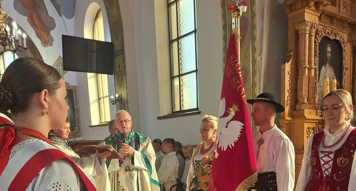 Edukacja, latach szkoła Maruszynie Górnej sztandar  - zdjęcie, fotografia