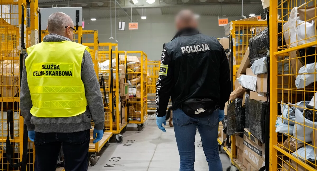 Informacje 112, Policjanci Nowego Targu akcji „Węzeł” Kontrole przesyłek całej Małopolsce - zdjęcie, fotografia