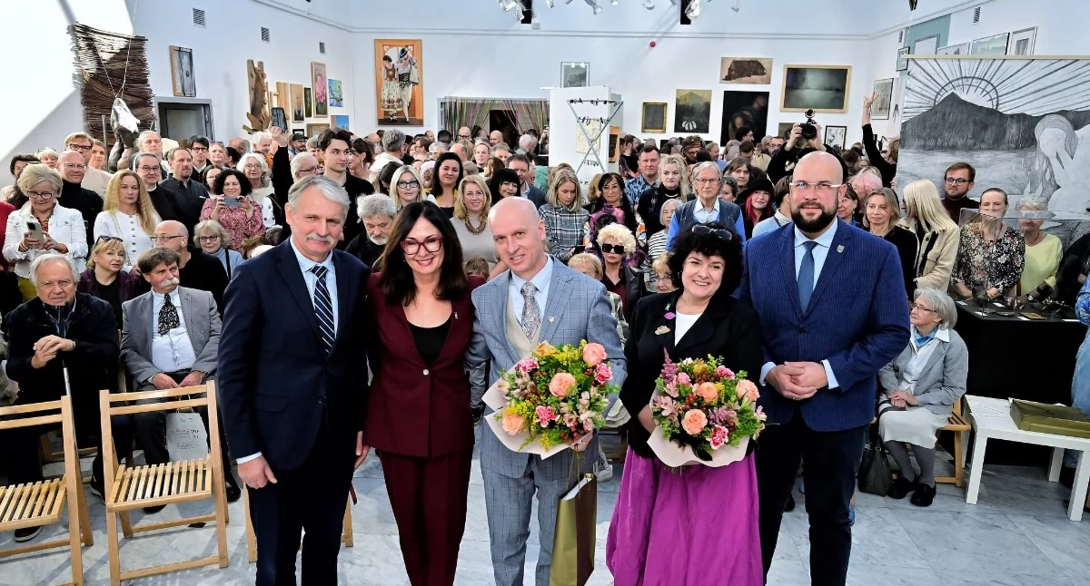 Sprawy lokalne, Tłumy Miejskiej Galerii Sztuki absolwenci Kenara zaprezentowali swoje prace - zdjęcie, fotografia