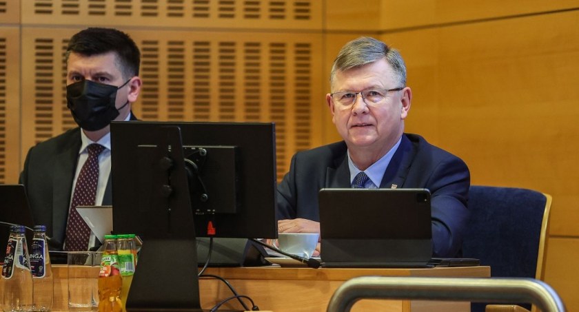 Od lewej wicemarszałek Łukasz Smółka i marszałek Witold Kozłowski