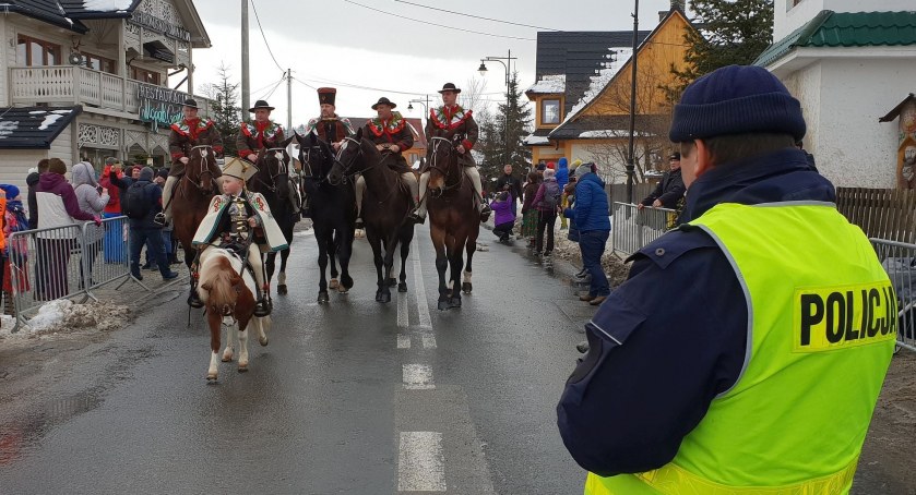 „Góralski Karnawał” w Bukowinie Tatrzańskiej    Fot. KPP Zakopane