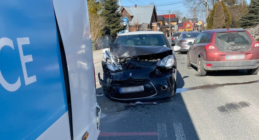 Fot Piotr Duraj     Zderzeniowe osobówki z autobusem w Podczerwonem