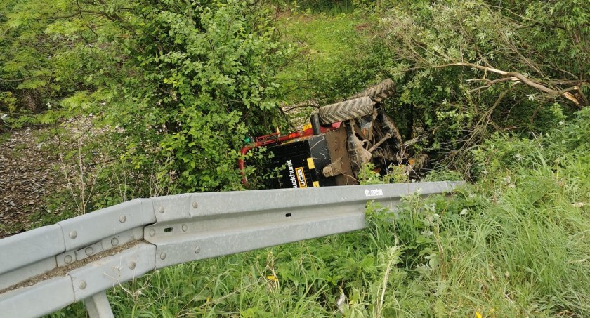 Fot. Krauzowicz Pomoc Drogowa i czytelnicy.        Maszyna budowlana w potoku