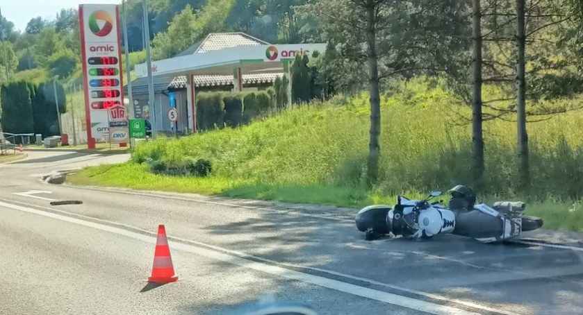 Zderzenie motocykla z samochodem/fot. czytelnik, 