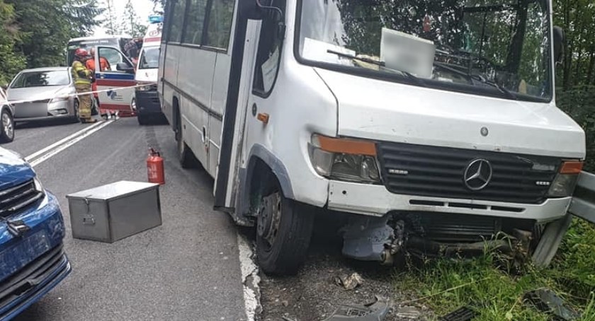 Cztery osoby  poszkodowane w zderzeniu busa z osobówką/fot. KPP Zakopane