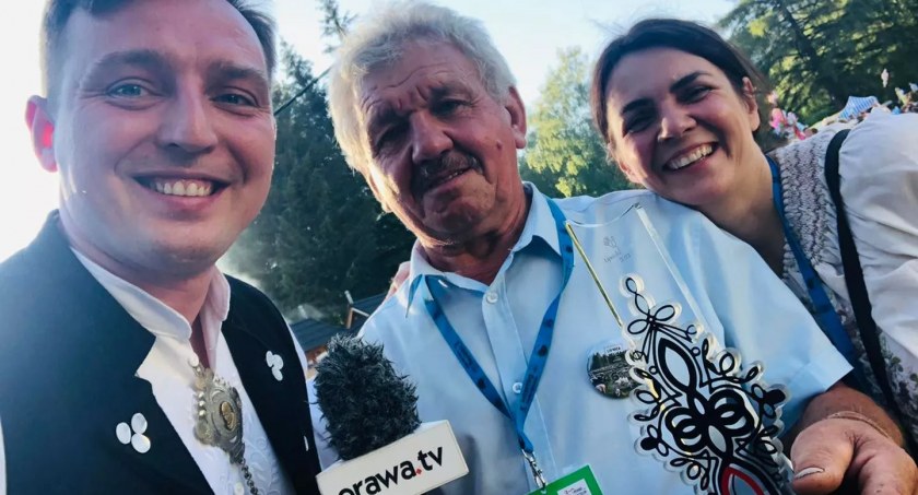 Józef Karkoszka (w środku) z wójtem Mateuszem Lichosytem i Karoliną Kowalczyk / fot. UG Lipnica Wielka