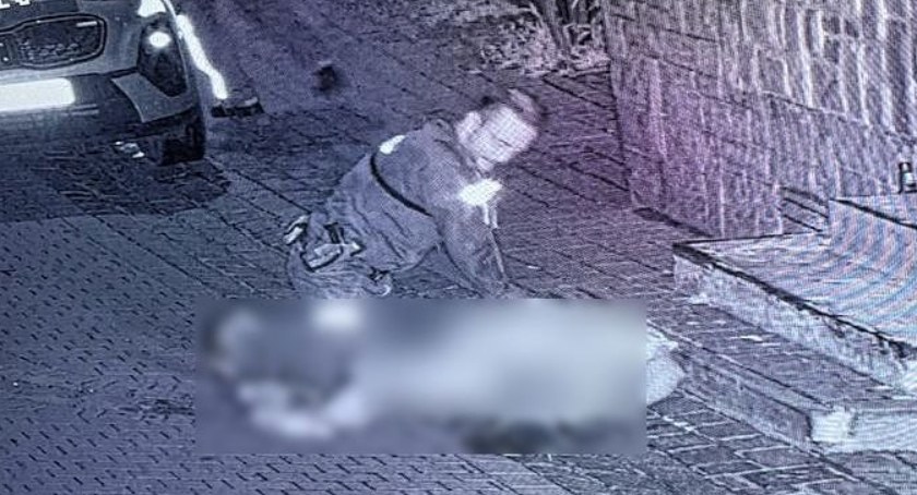 Policjant reanimuje turystę na Krupówkach / kadr z monitoringu UM Zakopane