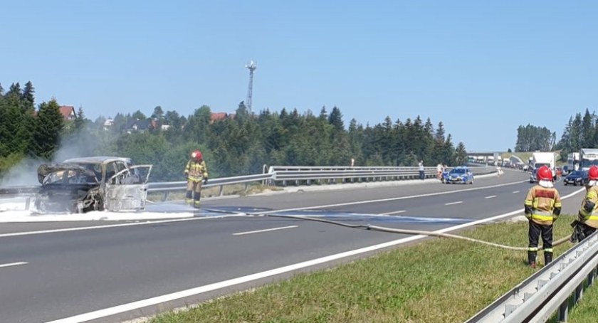 Zdjęcie wraku samochodu na nowej zakopiance/ fot. czytelnik