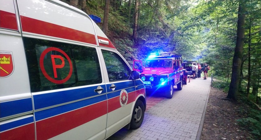 Słowaccy ratownicy przekazuję poszkodowaną GOPR-owcom / fot. GP GOPR Sekcja Szczawnica