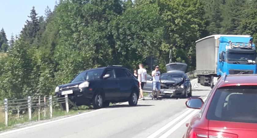 Zdjęcie zderzenia samochodów na zakopiance/ fot. czytelnik