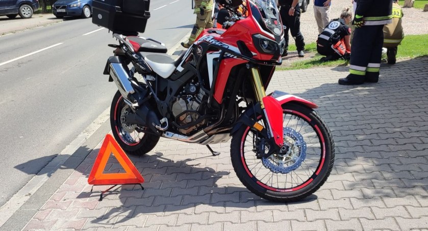 Zdjęcie zderzenia motocykla ze Skodą / fot. Krauzowicz pomoc drogowa