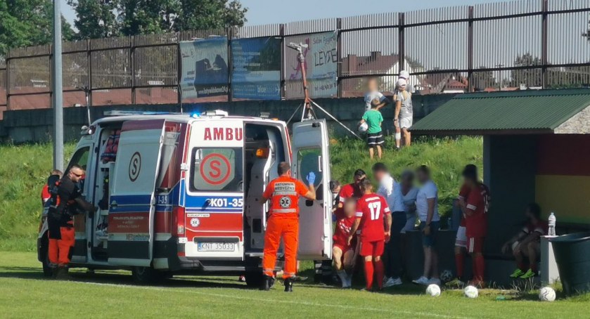 Akcja ratunkowa na stadionie w Waksmundzie / fot. Marian Gromala - TV Waks