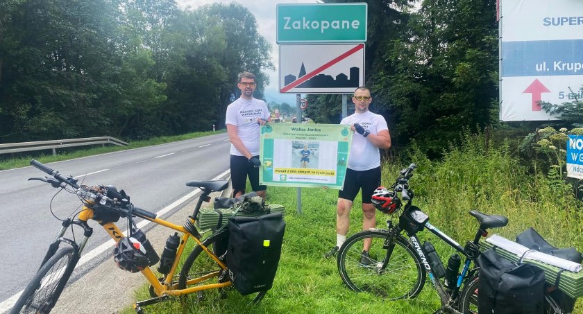 Zdjęcie taty i wujka 3,5-letniego Jasia pod dotarciu do Zakopanego 
