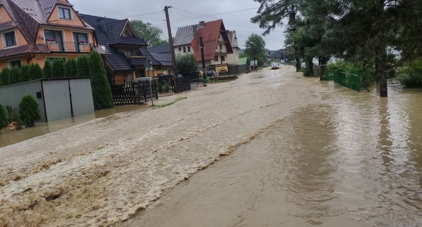 Zdjęcie zalanej drogi w Ratułowie / fot. Piotr Duraj