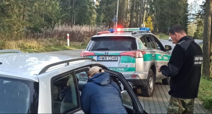 Funkcjonariusze Straży Granicznej udzielają pomocy/Fot: Karpacki Oddział SG