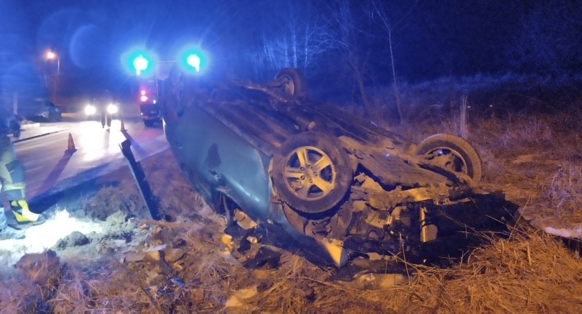 Po dachowaniu kierowca zbiegł / Fot OSP Rdzawka