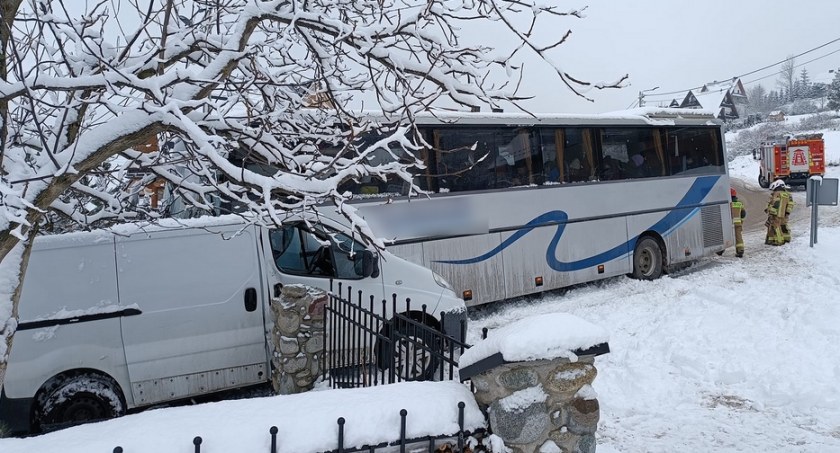 Autobus uderzył w busa i wbił go w ogrodzenie / Fot. KP PSP Zakopane