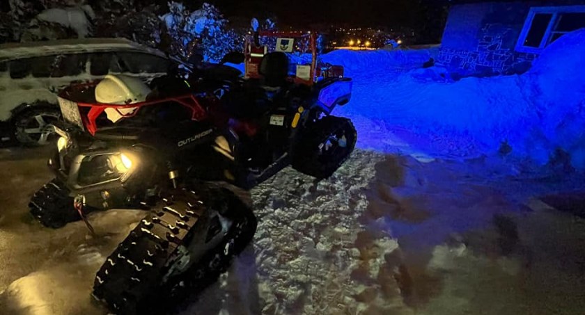 Strażacy pomogli dostać się chorej osobie do karetki / Fot. KP PSP Zakopane