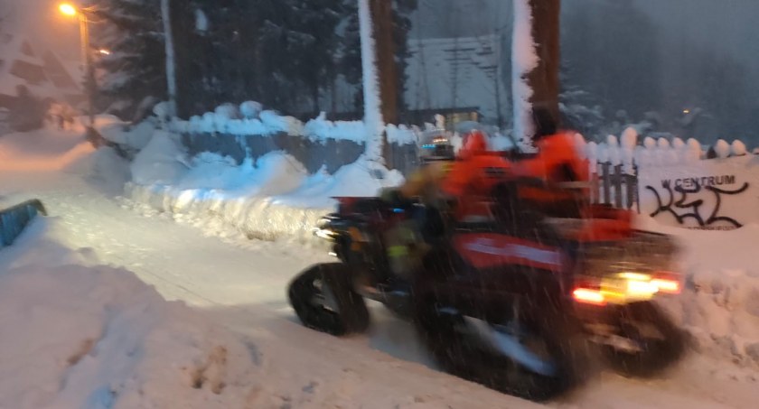 Strażacy przetransportowali osobę poszkodowaną do karetki ZRM / Fot. KP PSP Zakopane