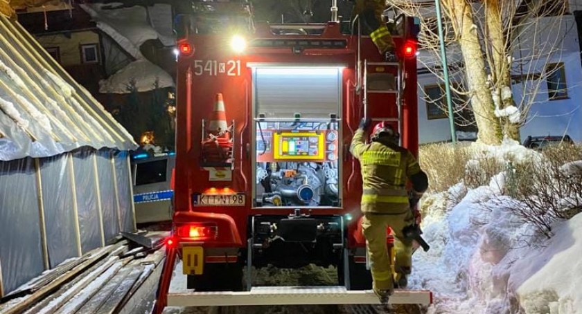 83-letni mężczyzna z poparzeniami wyniesiony z płonącego budynku / Fot. KP PSP Zakopane