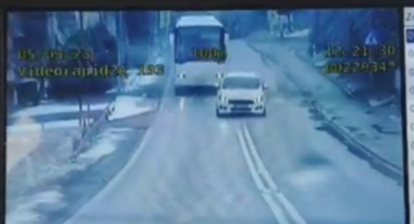 Kierowca wyprzedzał autobus na przejściu dla pieszych / Fot. KPP Nowy Targ