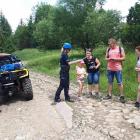 policjantka przekazuje odblask turystom
