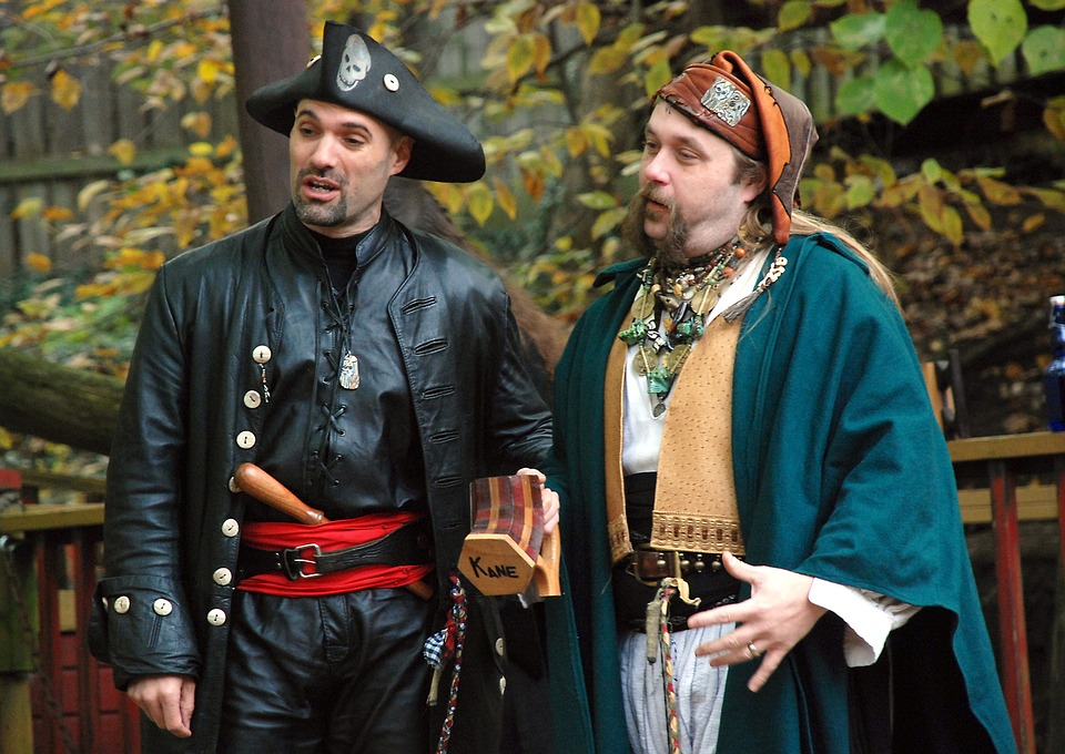 Osoby przebrane za piratów