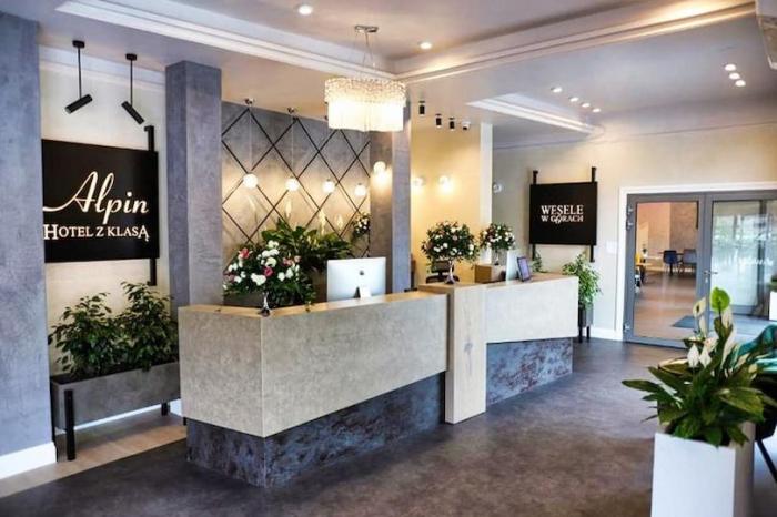 Rejestracja hotelowa, kamienna, pięknie oświetlona
