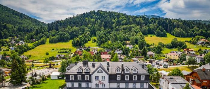 Hotel Alpin w Szczyrku z panoramą Beskidu śląskiego w tle