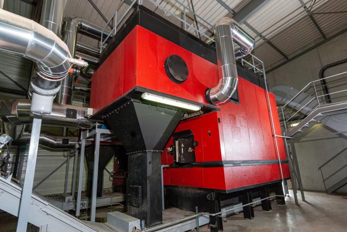 Proces spalania biomasy w kotle przemysłowym – straty energii na odparowanie i kondensację pary wodnej.