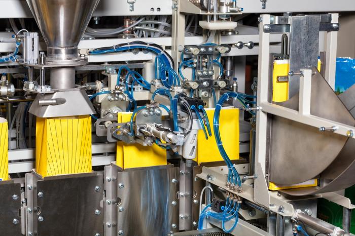 Automatyzacja procesu pakowania – stanowisko z zaklejarką kartonów i kontrolą jakości masy