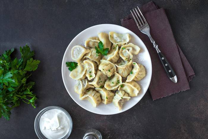 Pierogi z sosem czosnkowym