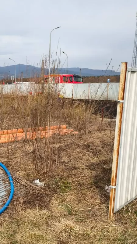 Zwęglone ciało mężczyzny odkryte po pożarze zarośli na niedokończonej budowie galerii handlowej na granicy Nowego Targu i Szaflar