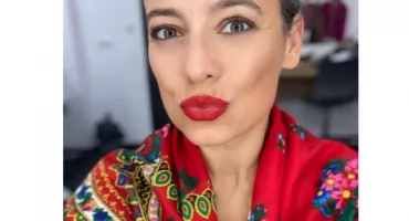 Anna Mucha zachwala prezent od Koła Gospodyń Wiejskich w Szaflarach