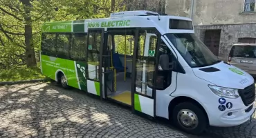 Elektryczny bus, który będzie woził turystów do Morskiego Oka dotarł do Zakopanego. Czy takie pojazdy zastąpią zaprzęgi konne?
